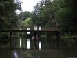 Brücke mit Siedlungen