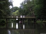 Brücke mit Siedlungen