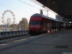 Zug im Bf Praterstern mit Riesenrad