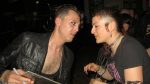 Idris (She Past Away) gibt Autogramme