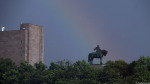 Regenbogen bei Gewitter mit Jan Žižka-Denkmal und Žižkov Fernsehturm