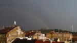 Regenbogen bei Gewitter mit Jan Žižka-Denkmal und Žižkov Fernsehturm