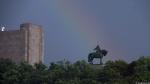 Regenbogen bei Gewitter mit Jan Žižka-Denkmal und Žižkov Fernsehturm